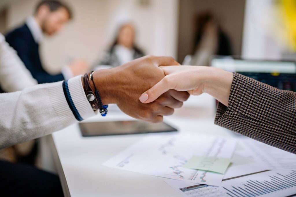 Choisir son agence marketing digital en Afrique francophone — poignée de main partenariat