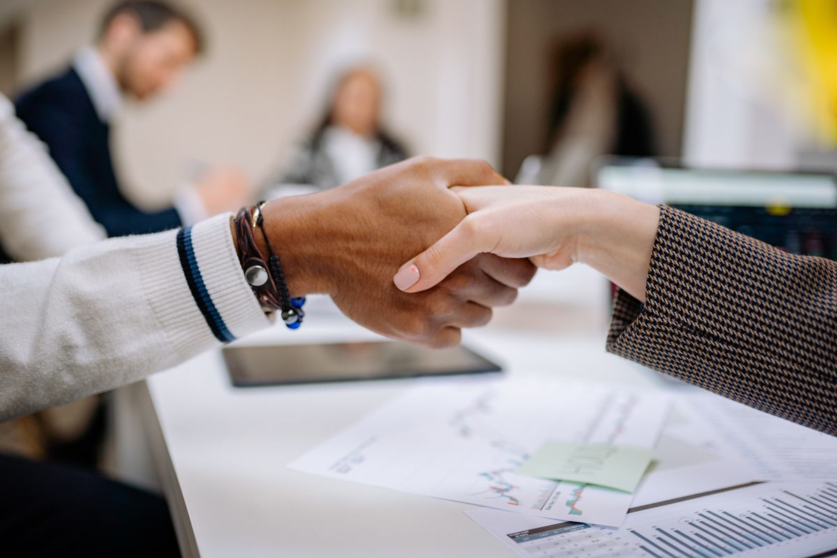 Choisir son agence marketing digital en Afrique francophone — poignée de main partenariat