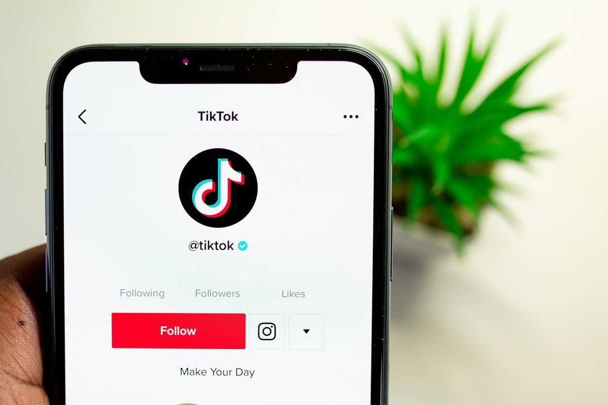 TikTok Ads Bénin Afrique de l'Ouest — smartphone affichant l'application TikTok