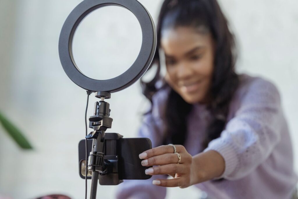 Vidéo publicitaire IA Afrique — préparation d'un tournage de contenu vidéo