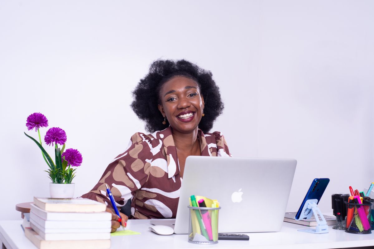 Marketing digital au Bénin — entrepreneure travaillant sur sa stratégie digitale