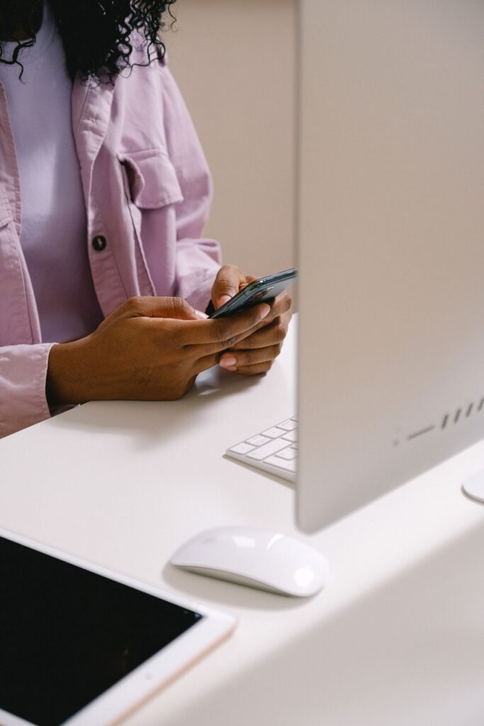 Applications de l'IA pour PME africaines — entrepreneure gérant les messages WhatsApp de son entreprise