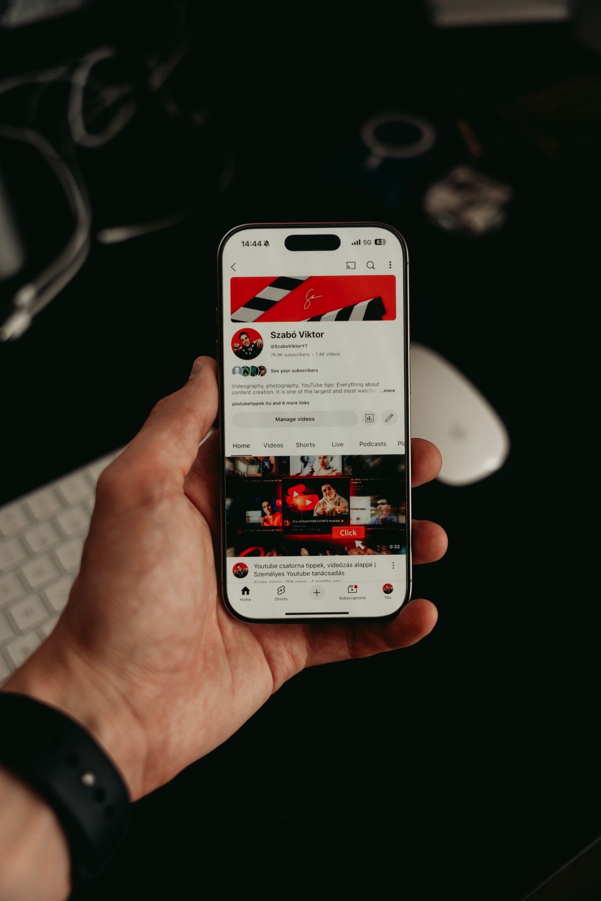 Créer une application pour PME et particuliers — main tenant un smartphone affichant une interface d'application mobile